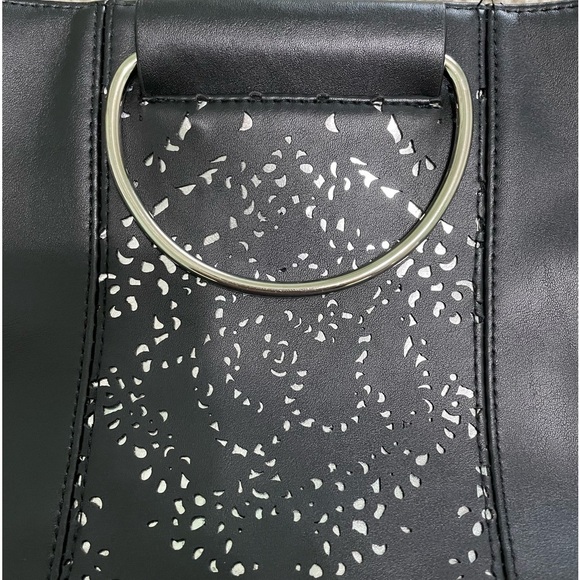 Black purse with magnetic closure inside pockets and a zipper adjustable strap - Picture 4 of 8